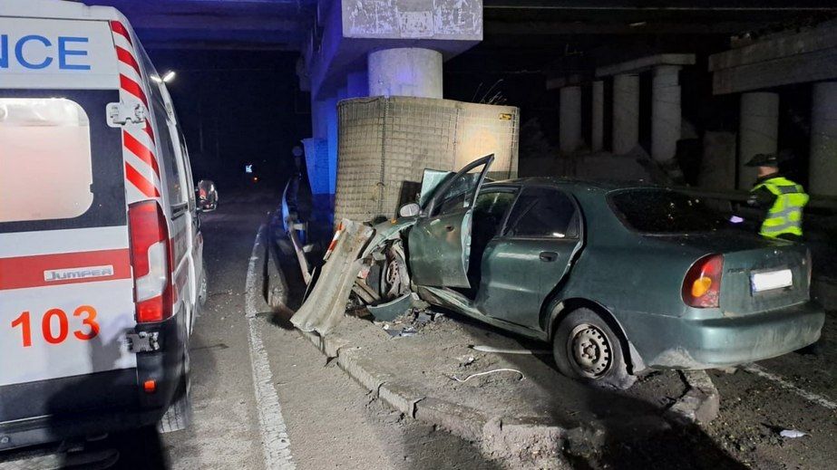 Легковушка влетела в бетонную опору в Запорожье: водителя госпитализировали