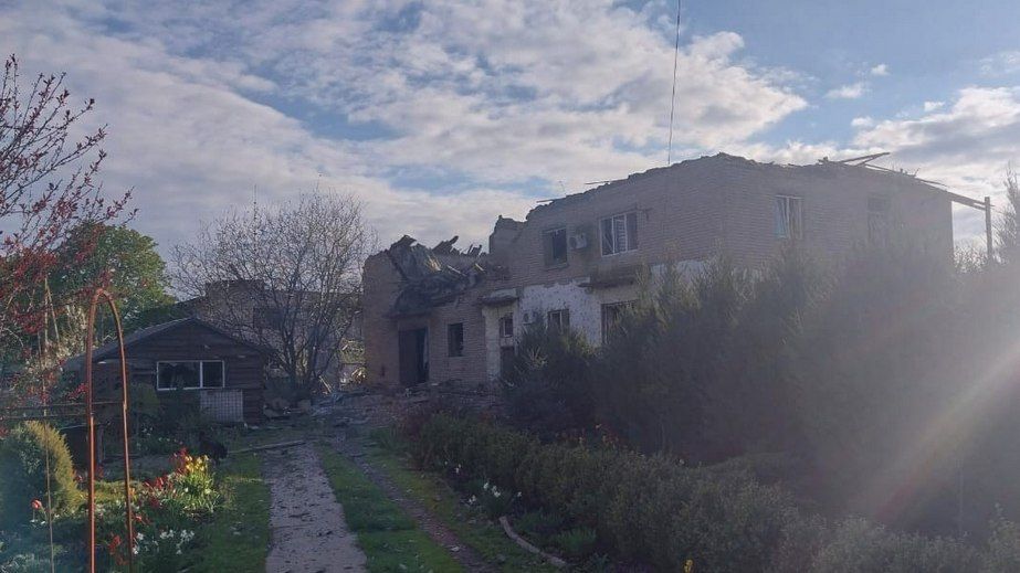 Літня жінка поранена через ворожий авіаудар по запорізькій Новомиколаївці