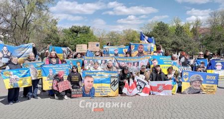 Близкие пленников и пропавших без вести собрались в центре Запорожья