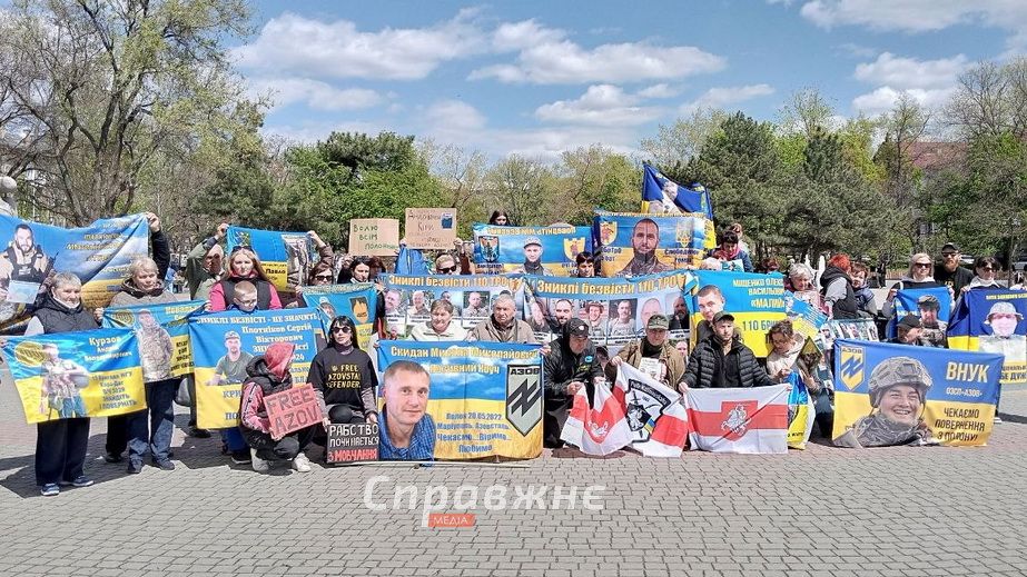 Близкие пленников и пропавших без вести собрались в центре Запорожья