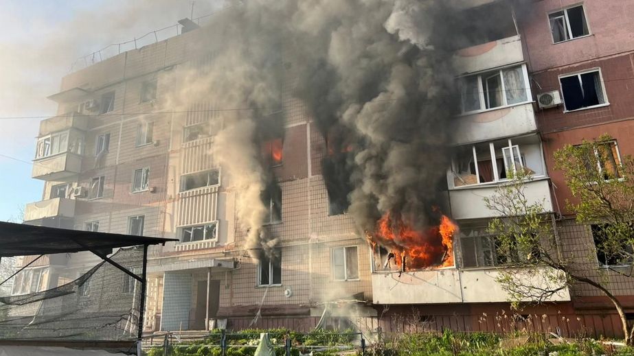 Многоэтажка пылала на Запорожье после обстрела &ndash; кадры