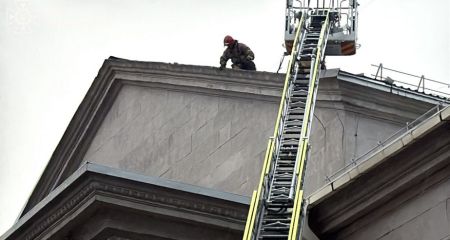 Сильный ветер сорвал часть крыши Запорожской областной филармонии &ndash; кадры