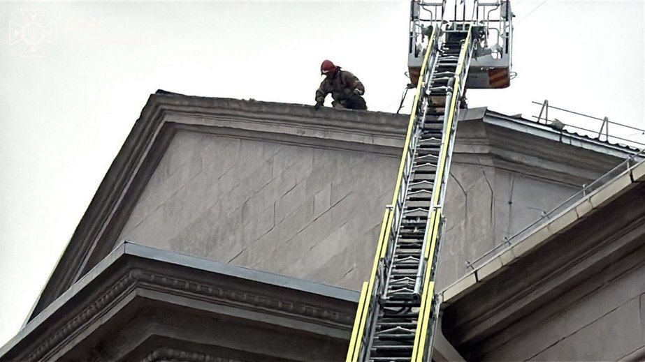 Сильний вітер зірвав частину даху Запорізької обласної філармонії &ndash; кадри