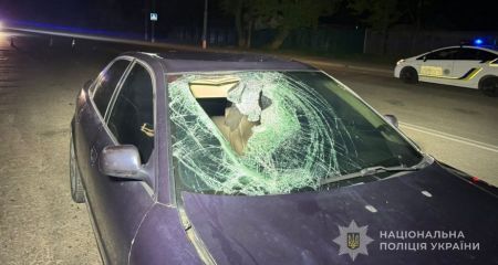 Автомобиль сбил пешехода в спальном районе Запорожья: парня госпитализировали