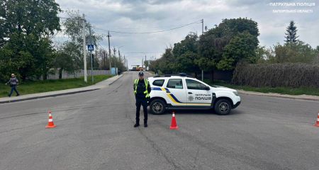 Запорізьким водіям перекрили рух через ДТП на переїзді: що відомо