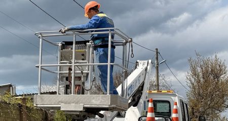 Обстріли та негода: енергетики заживили 50 міст і сіл на Запоріжжі