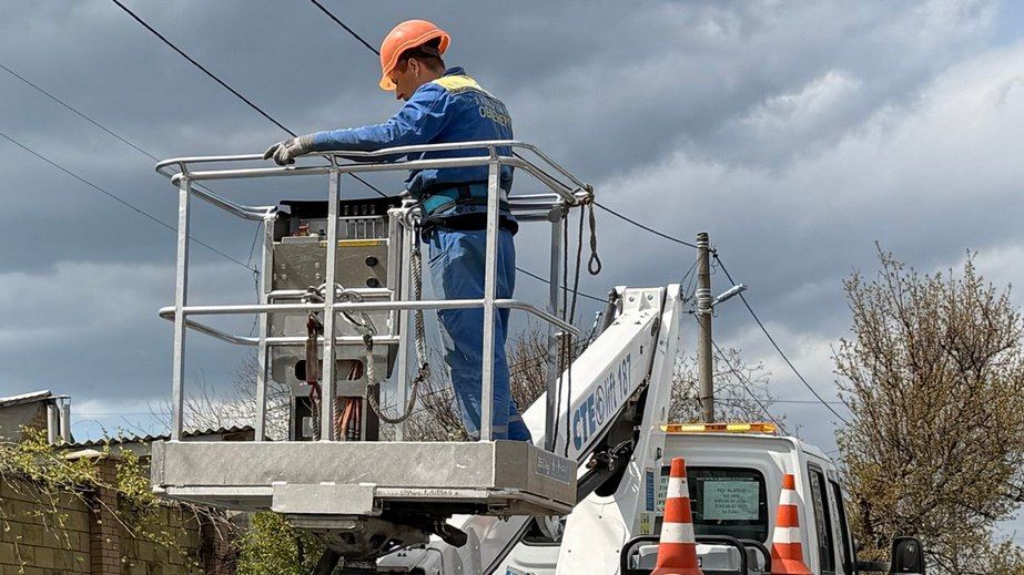 Обстрелы и непогода: энергетики запитали 50 городов и сел на Запорожье