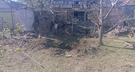 Вирва посеред двору: екологи показали наслідки "прильоту" в Запоріжжі