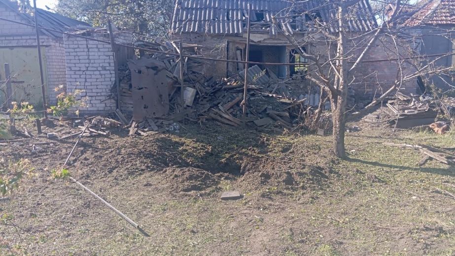Вырва посреди двора: экологи показали последствия "прилета" в Запорожье