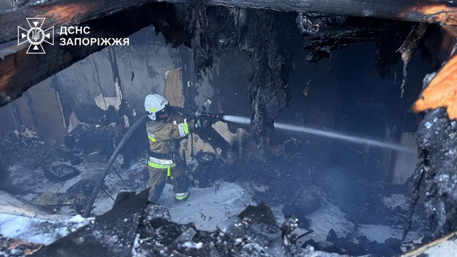 В Запорожье бушевал пожар: пострадал человек
