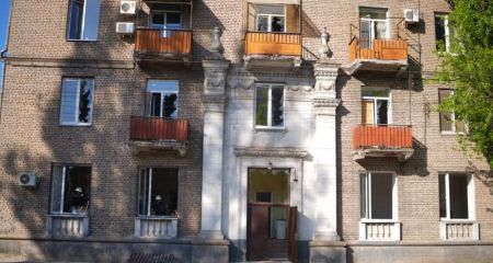 Оккупанты обстреляли центр Запорожья: повреждено здание