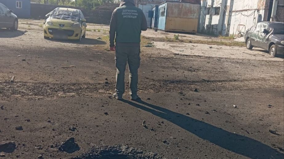 Уламки і згарище: наслідки обстрілів показали в Запоріжжі
