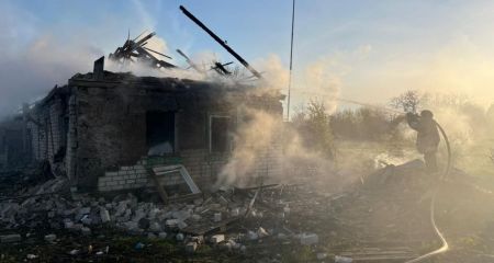 Склад, дома и авто пылали после обстрелов в Запорожье и пригороде