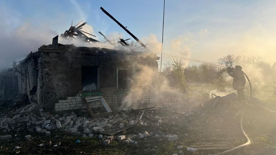 Склад, дома и авто пылали после обстрелов в Запорожье и пригороде