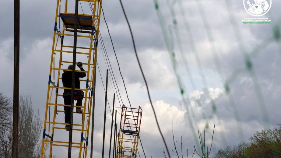 Жителі села під Запоріжжям розтягують матеріали для захисних споруд