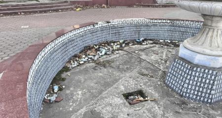 Неработающий фонтан в центре Запорожья превратили в помойку