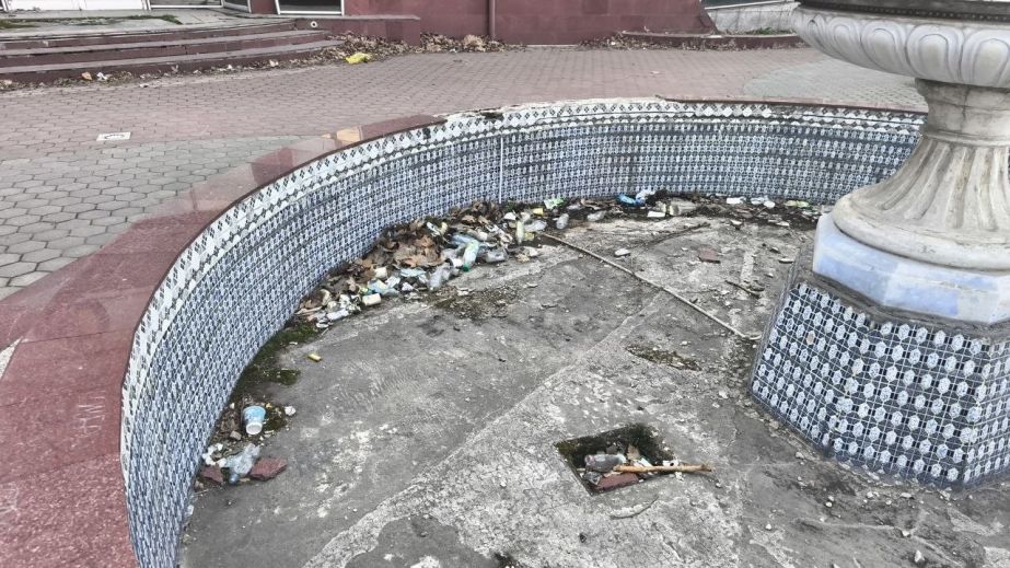 Непрацюючий фонтан у центрі Запоріжжя перетворили на смітник