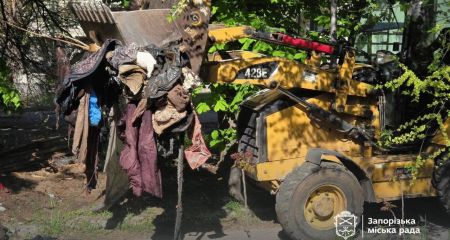 Свалку из одежды и мусора после бездомной убрали в Запорожье