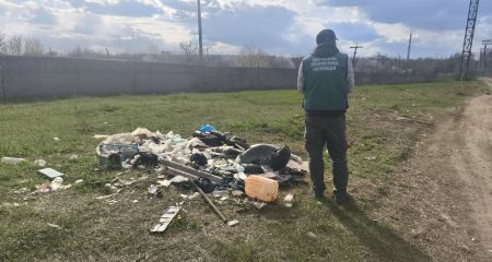 Каністру, одяг і сміття викинули у спальному районі Запоріжжя
