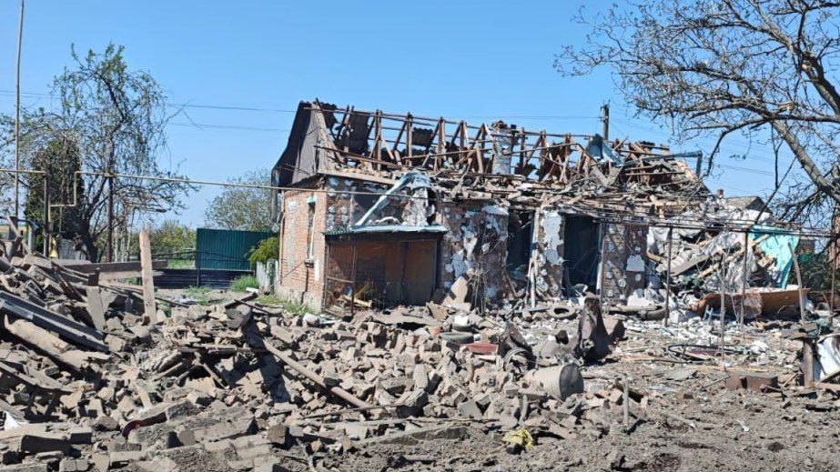 Враг бил по авто и домах: последствия атак РФ показали в полиции Запорожья