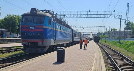 Изменения для запорожцев: Укрзализныця задержала поезда из-за обстрела Днепровщины