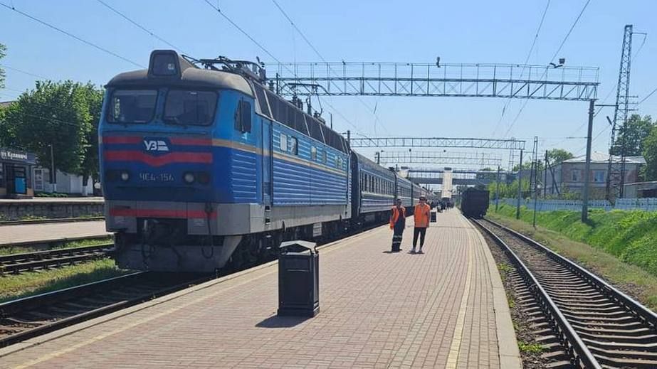 Изменения для запорожцев: Укрзализныця задержала поезда из-за обстрела Днепровщины