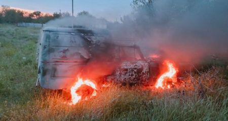 Автомобили пылали после вражеских обстрелов в пригороде Запорожья &ndash; кадры