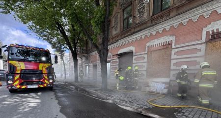 У центрі Запоріжжя палав магазин &ndash; кадри