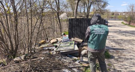 Бытовой мусор и стройматериалы замусорили село под Запорожьем