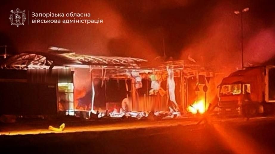 АЗС палала після ворожих обстрілів під Запоріжжям