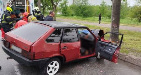 Автівка влетіла в електроопору в Запоріжжі: постраждав пасажир