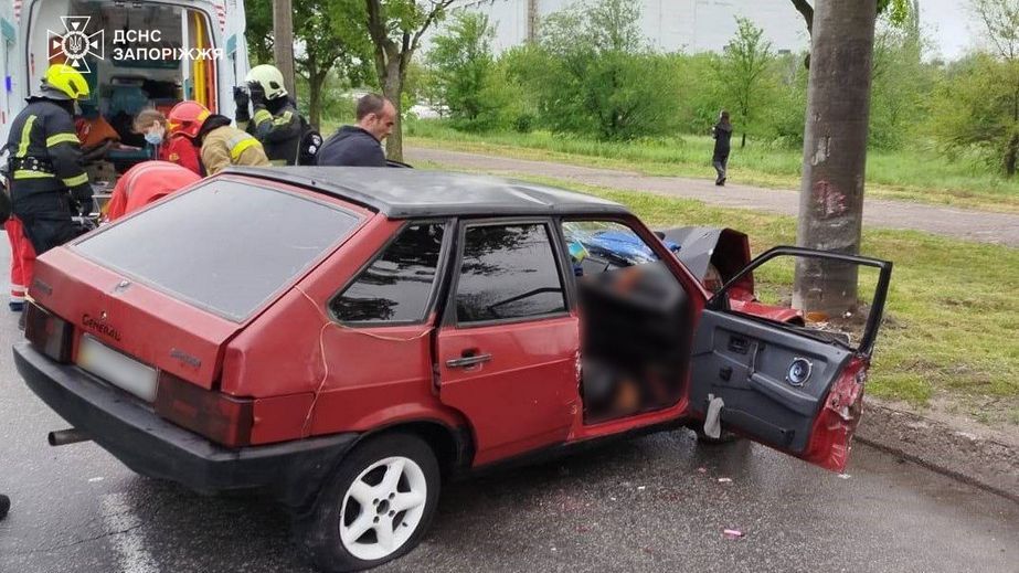 Автомобиль влетел в электроопору в Запорожье: пострадал пассажир
