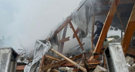 Будинки та газова труба горіли після ворожих атак у селах під Запоріжжям