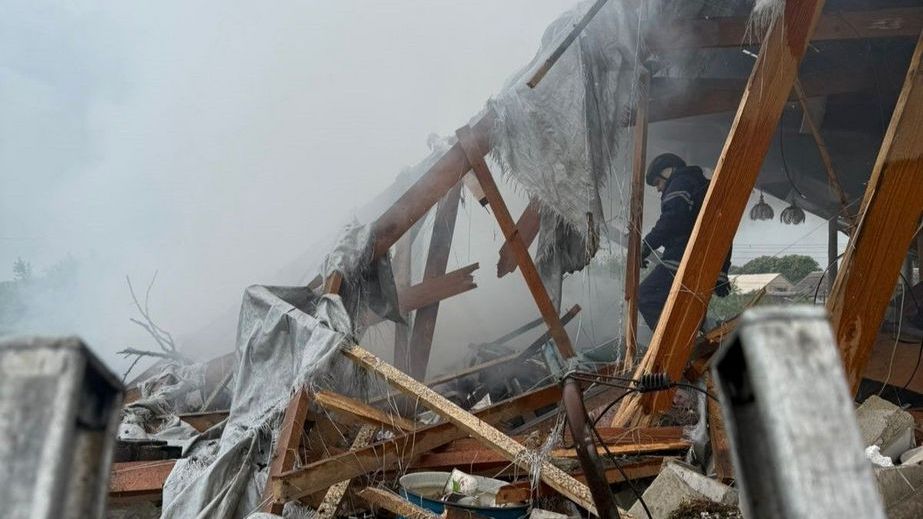 Дома и газовая труба горели после вражеских атак в селах под Запорожьем