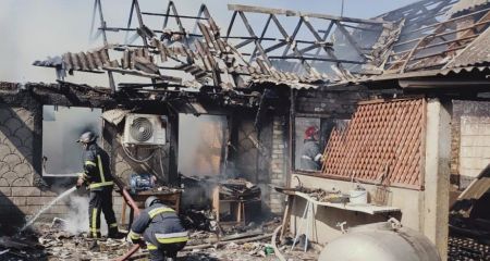 Будинок горів у Запорізькому районі: постраждала людина