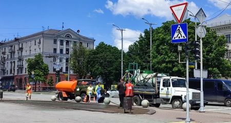 На запорізькому проспекті "фарбують" газони: як працює нова технологія