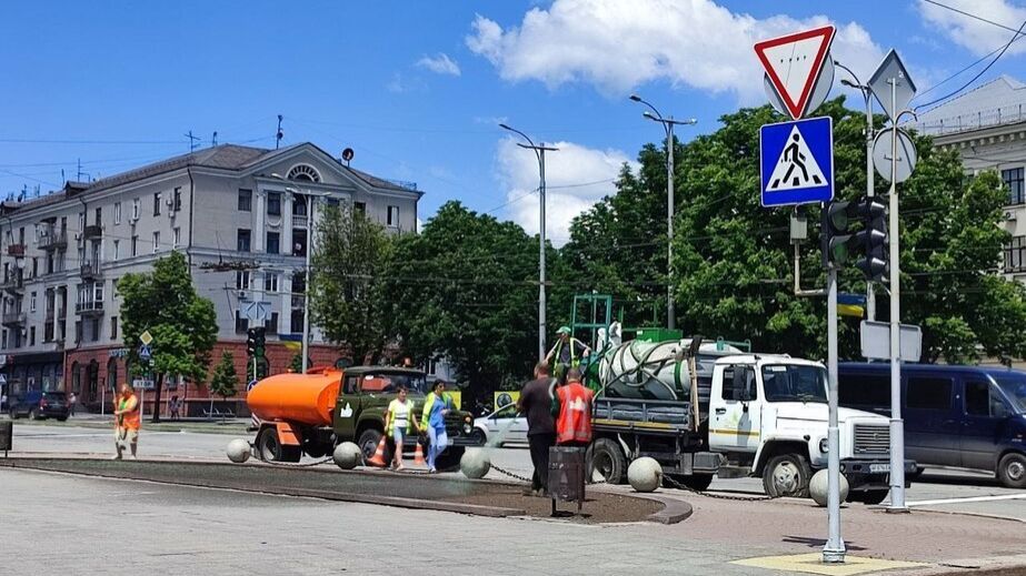 На запорізькому проспекті "фарбують" газони: як працює нова технологія