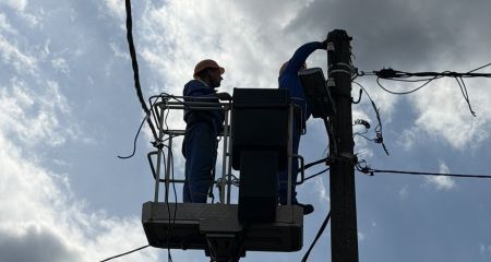 Запорожские энергетики возобновили свет в 26 населенных пунктах после атак РФ