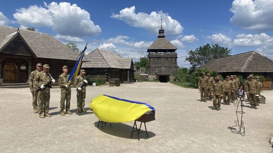 Громада Запорізького району провела в останню путь захисника