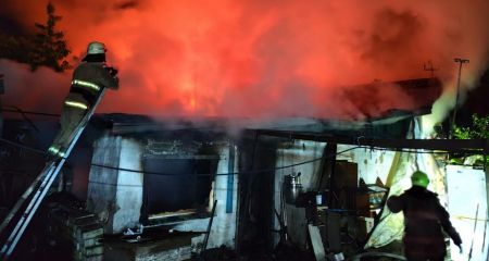 Масштабна пожежа: у спальному районі Запоріжжя горів будинок