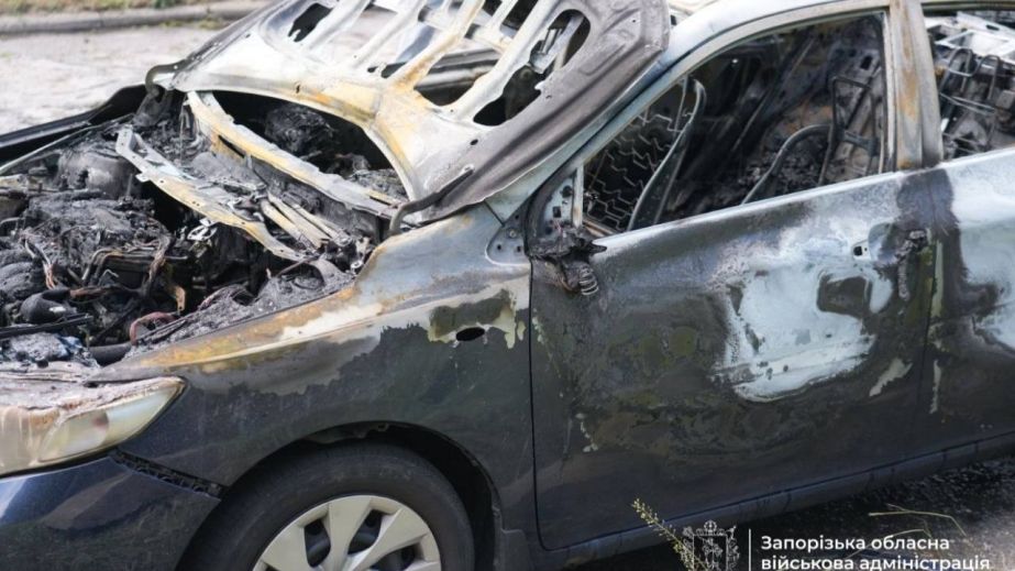 Горят автомобили, двое раненых: россияне атаковали город Запорожье