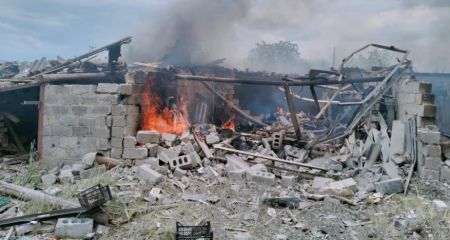 Будинки, крамниця та гаражі горіли після обстрілів на Запоріжжі &ndash; кадри