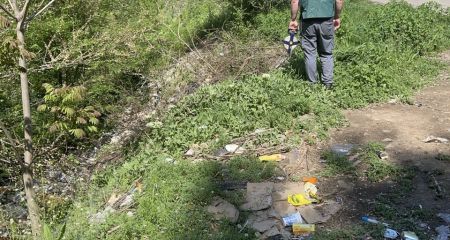 Смітник розрісся біля транспортної зупинки у Запоріжжі