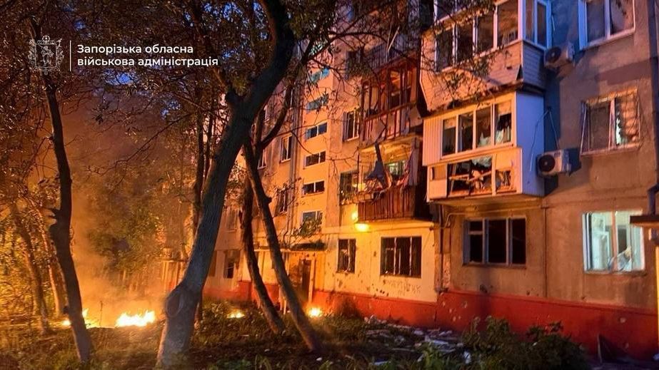 Окупанти вдарили по Запоріжжю: виникла пожежа, є постраждалі