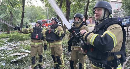 Спасатели потушили пожар после атаки на Запорожье &ndash; кадры