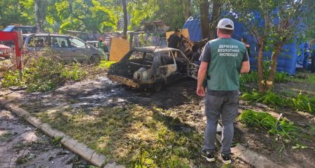 Вражеский удар оставил воронку между многоэтажками в Запорожье