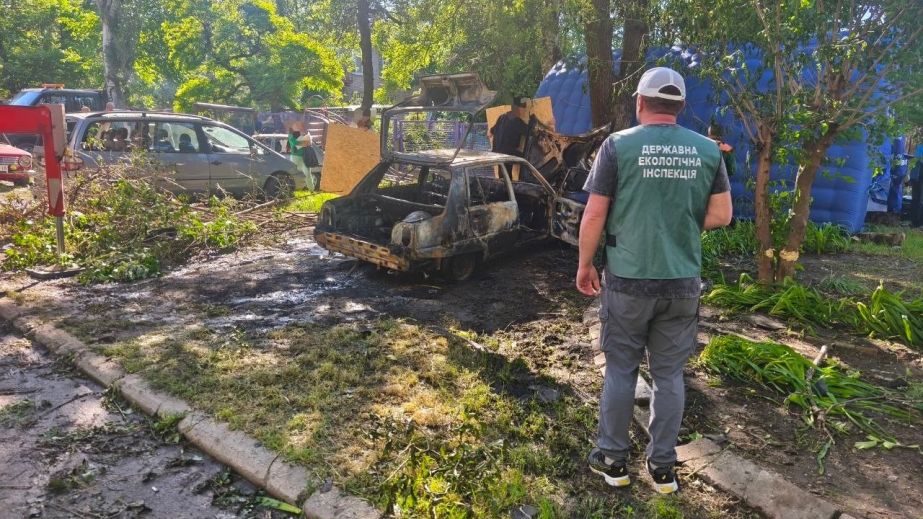 Вражеский удар оставил воронку между многоэтажками в Запорожье