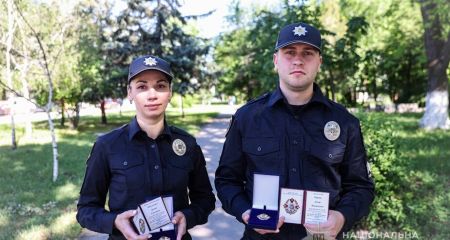 Запорожских полицейских наградили за спасение людей под обстрелами