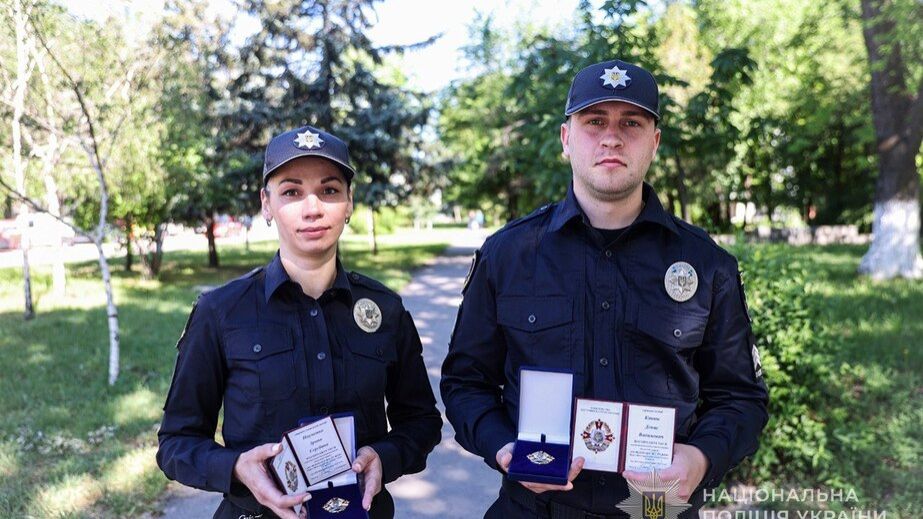 Запорізьких поліцейських нагородили за порятунок людей під обстрілами