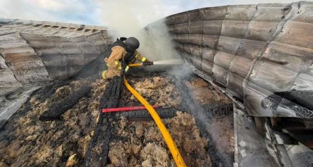 Будинки й автівки горіли після обстрілів у передмісті Запоріжжя